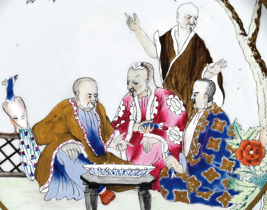 圖為清中期廣彩人物紋大碟細節(jié)圖，此碟紋飾是荷蘭著名設計師考納利斯. 普朗克（Cornelis Pronk）設計的“博士圖”。也有學者認為該設計源自中國的“三酸圖”。蘇東坡曾與黃庭堅、佛印禪師共同品嘗唐代名醋“桃花酸”，三人嘗醋后表情各不相同，從而代表了儒、釋、道的人生態(tài)度。儒家以為酸，佛家以為苦，道家以為甜。（來源：廣州十三行博物館）