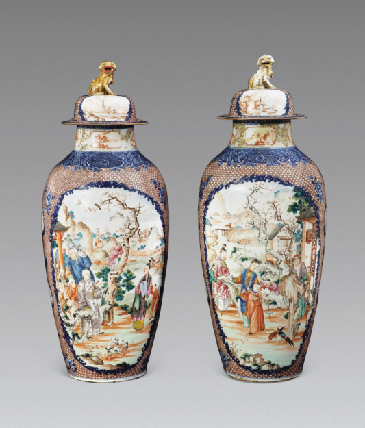 “外銷瓷”是指我國生產(chǎn)的，專門銷往國外的瓷器，清代“一口通商”時期，中國瓷器遠(yuǎn)銷歐美，對歐美人民生活影響深遠(yuǎn)。這一時期輸出的瓷器種類眾多，有粉彩、廣彩、青花、五彩等，器物造型及紋飾圖案既保留了中國制瓷藝術(shù)的傳統(tǒng)特征，又汲取了歐美的藝術(shù)精華，從而燒制出了大量精美的瓷器。圖為清中期廣彩青花錦地描金庭院人物紋獅鈕蓋瓶。（來源：廣州十三行博物館）