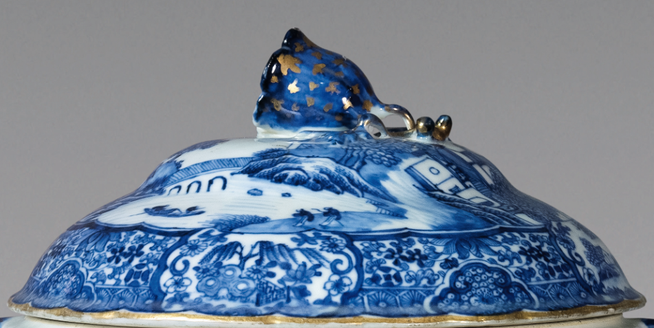 圖為清中期青花庭院山水紋花鈕蓋盅細(xì)節(jié)圖，盅蓋面繪亭臺(tái)樓閣花卉風(fēng)景紋。（來(lái)源：廣州十三行博物館）