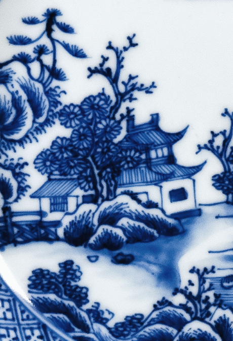 圖為清代青花山水樓閣紋碟細(xì)節(jié)圖，此碟圖案清新，格調(diào)高遠(yuǎn)，給人以恬靜清雅之感。（來(lái)源：廣州十三行博物館）