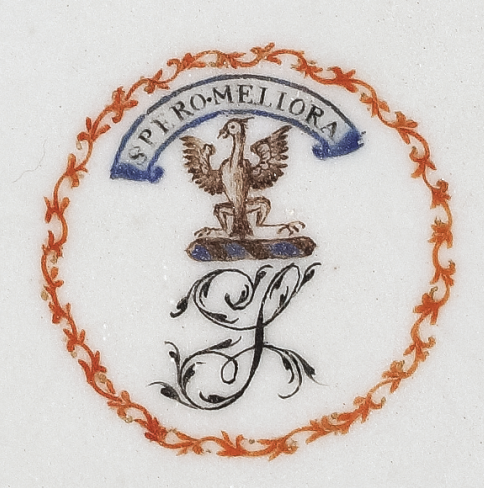 圖為清嘉慶廣彩描金花卉人物紋章溫盤細節(jié)圖，盤心繪紋章。（來源：廣州十三行博物館）