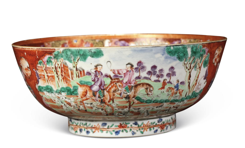 圖為清乾隆廣彩錦地開光洋人狩獵圖潘趣碗。外壁以錦地紋作地，對稱開光繪兩幅洋人狩獵圖，另開兩窗繪中式庭院人物圖，圈足飾花卉紋一周。（來源：廣州十三行博物館）
