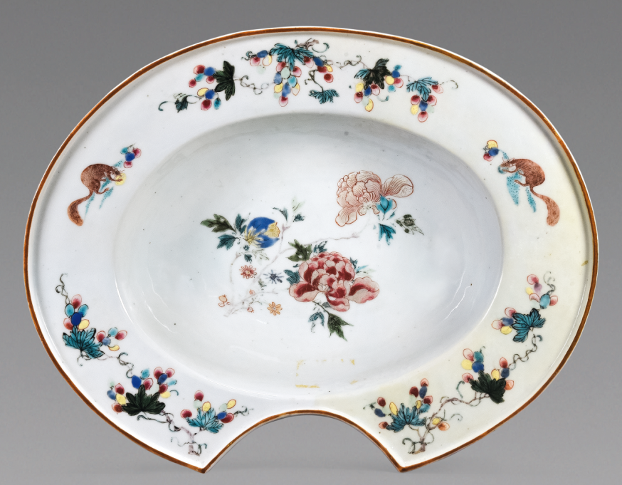 “外銷瓷”是指我國生產(chǎn)的，專門銷往國外的瓷器，清代“一口通商”時(shí)期，中國瓷器遠(yuǎn)銷歐美，對(duì)歐美人民生活影響深遠(yuǎn)。這一時(shí)期輸出的瓷器種類眾多，有粉彩、廣彩、青花、五彩等，器物造型及紋飾圖案既保留了中國制瓷藝術(shù)的傳統(tǒng)特征，又汲取了歐美的藝術(shù)精華，從而燒制出了大量精美的瓷器。圖為清中期粉彩花卉紋剃須盤。（來源：廣州十三行博物館）